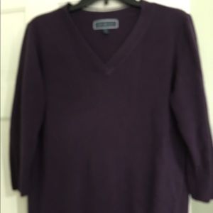 Quarter sleeve v neck sweater.